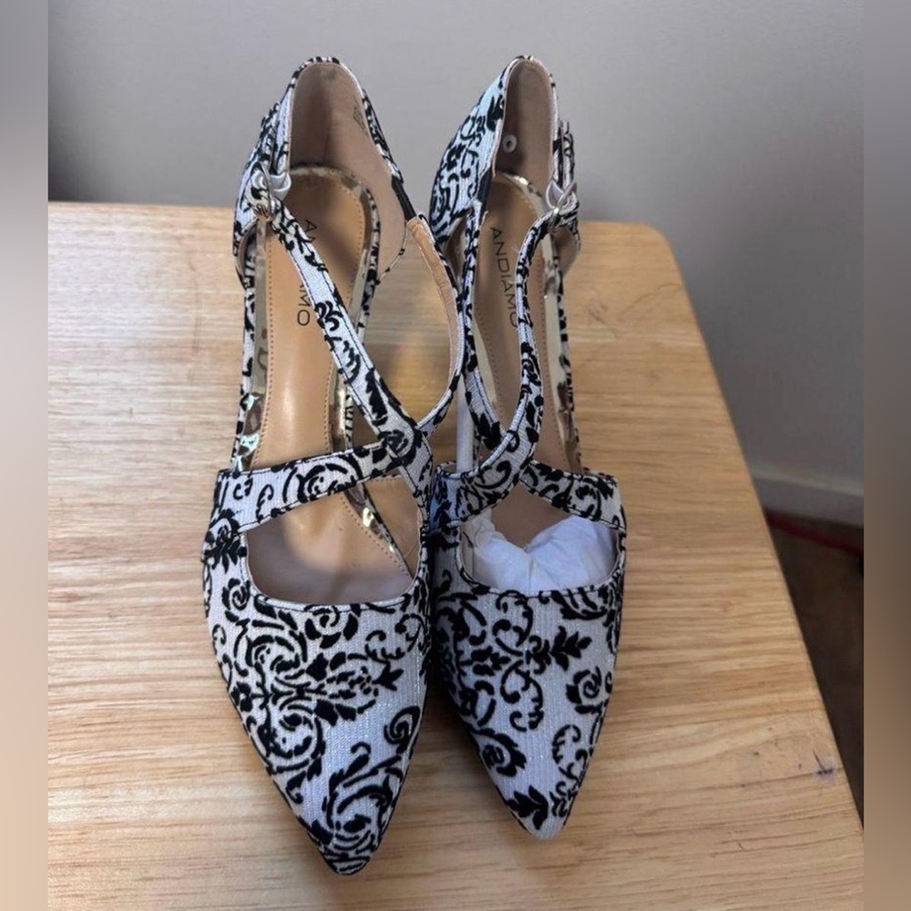 ANDIAMO Pump Heel Black,White Floral Heels 10 Floral Fabric New without box